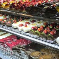 شیرینی فروشی در خیابان رباط 