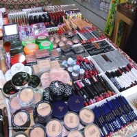 فروشگاه  آرایشی - بهداشتی در خیابان امام خمینی 