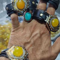 دستبند چرمی با عقیق شرف الشمس مناسب همه سنین و بنام زدن در 19فروردین در اصفهان مناسب چشم و نظر و رزق و روزی فراوان 