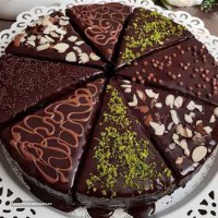تولید انواع کیک ، شیرینی و دسر در اصفهان 