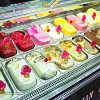 بستنی فروشی در میدان جمهوری اسلامی 