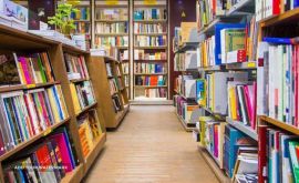 کتاب فروشی در خیابان آمادگاه اصفهان