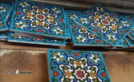 یکی از دلایل استفاده از کاشی ، مقاومت آن در برابر نیروهای طبیعی مانند باد ، باران ، خورشید ، عناصر شیمیایی است. کاشی لعاب دار پس از فرآیند پخت بسیار سخت و در برابر جذب آب نفوذ ندارد. علاوه بر مقاومت خوب این ماده ، عوامل دیگری نیز در خرید کاشی اصفهان موثر بوده است: •	دسترسی آسان به مواد اولیه •	شرایط جغرافیایی شامل آب و هوا و منابع طبیعی •	تنوع رنگ و انعطاف پذیری استفاده از کاشی. •	قیمت کاشی اصفهان که بسیار مناسب است